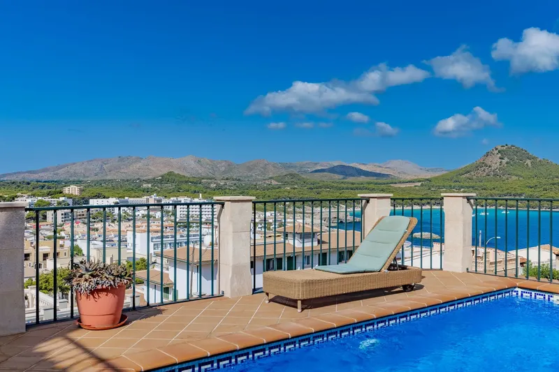 Semi-detached house in an elevated position with spectacular sea views and private pool — photo 1