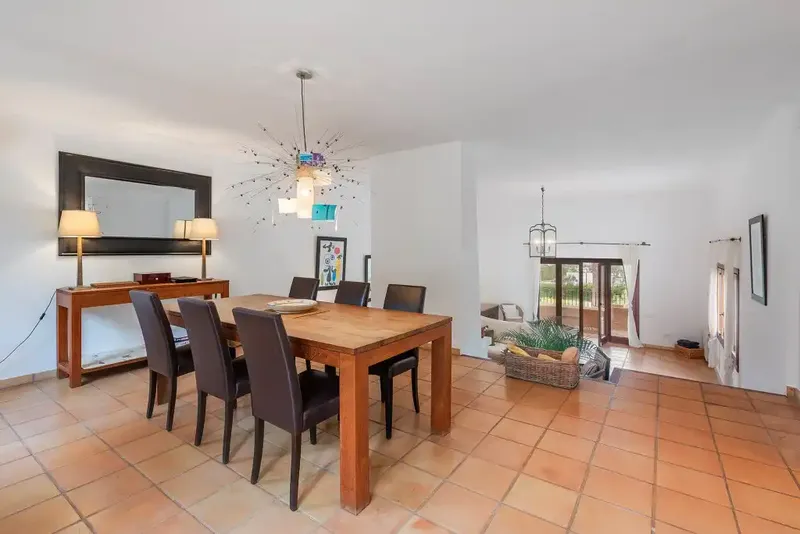 This incredible villa enjoys a privileged location on an elevated and generous plot of around 6,411 m2, it is a pleasant — photo 7