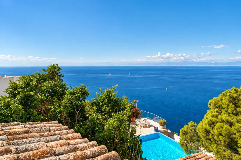 Frontline Villa with Panoramic Sea Views and Excellent Investment Potential in Badia Gran More — photo 3