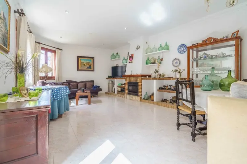 Discover this impressive 280 m² house, distributed over two floors designed to offer comfort and style, located in one of the most beautiful and quiet areas of the island. — photo 3