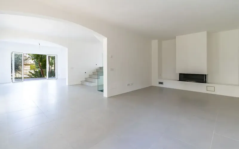 This impressive villa in Puerto Andratx is located in a quiet residential area, a few minutes' walk from restaurants, boutiques — photo 6