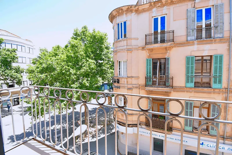 Renovated apartment with terrace and four bedrooms in the old town of Palma de Mallorca — photo 1