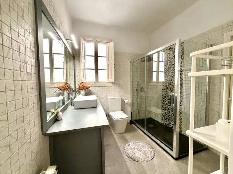 180 sqm Old Town apartment: four bedrooms, original tiles and beams, private terrace — photo 12