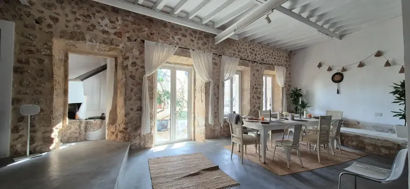 In one of the quietest and most pleasant areas of central Alaró, this townhouse offers an exceptional combination of space, light — photo 1