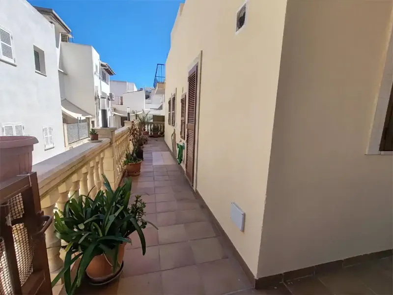 Alquiler de larga duración. Chalet a 50m del mar aproximadamente. Consta de terraza delantera con porche y vistas al puerto, terraza trasera — photo 6