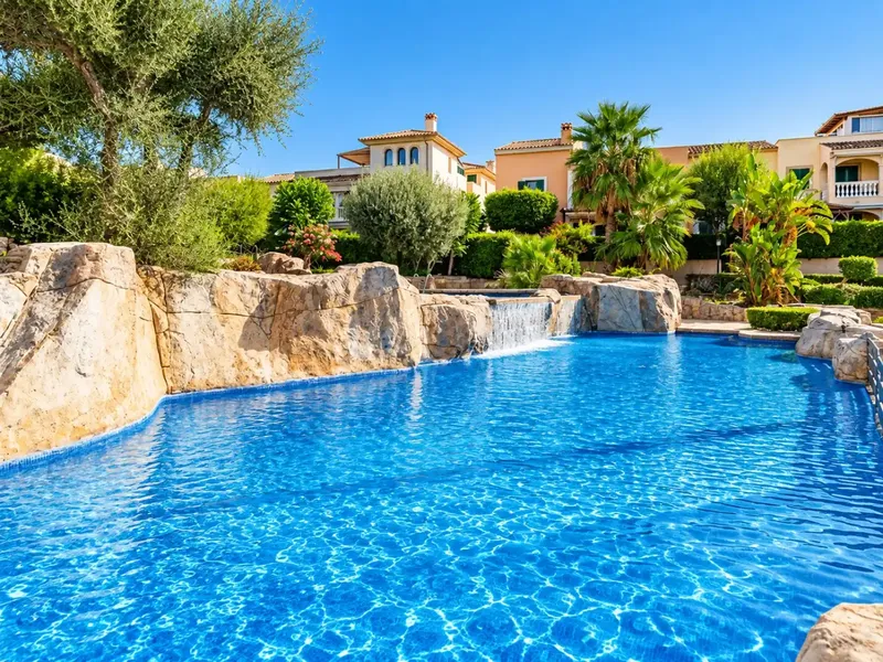 Dúplex en Es Caülls, Marratxí, ubicado en un cuidado complejo residencial con jardines y piscina comunitaria. La vivienda ofrece aproximadam — photo 2