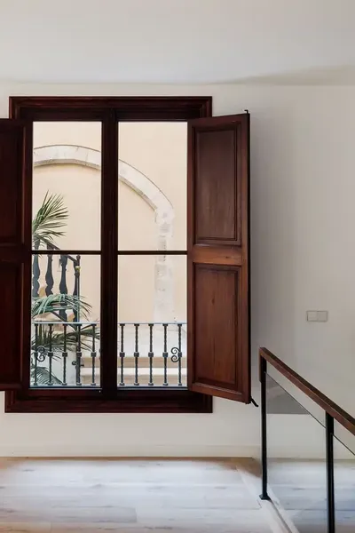 This recently renovated apartment is part of a palace in the heart of the old town, next to Palma Cathedral and — photo 5