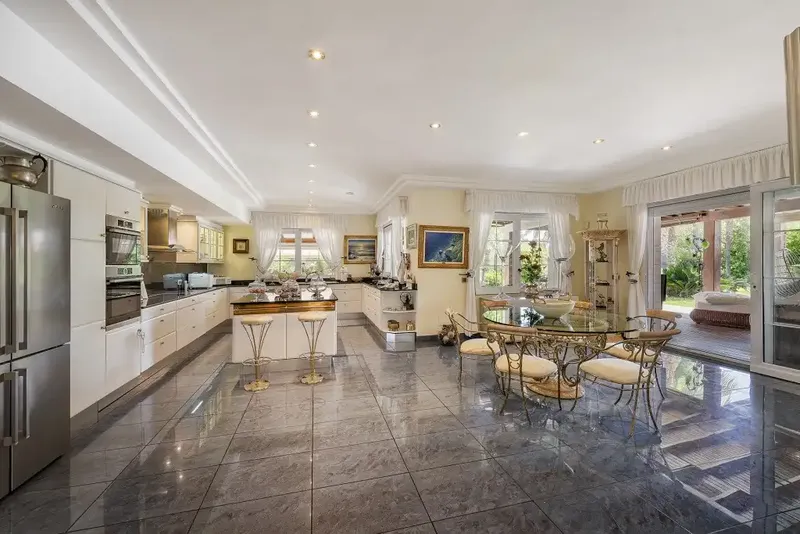 This wonderful finca, for sale near Binissalem, occupies a plot of about 87,000 m2, and features luxurious facilities, including a — photo 10