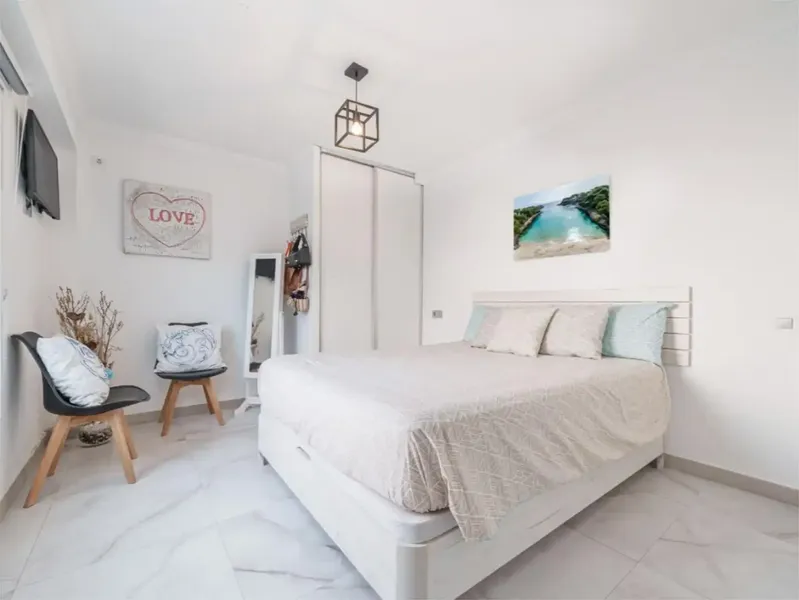 Apartment in Son Cladera, completely renovated. 85 m² and a 15 m² balcony. 3 bedrooms (two doubles with built-in wardrobes, 1 single), windows — photo 4