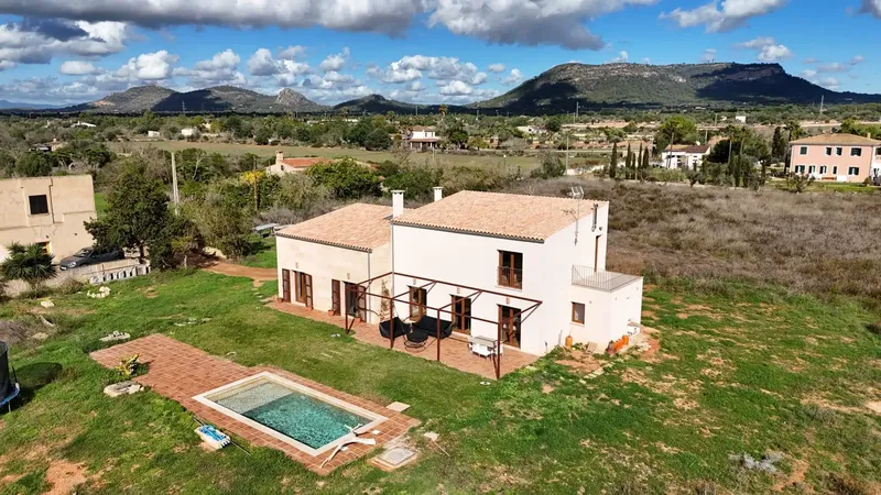 Available in August. Exclusive for the month of August, this beautiful rustic finca is located just 2 minutes from Llucmajor and — photo 1