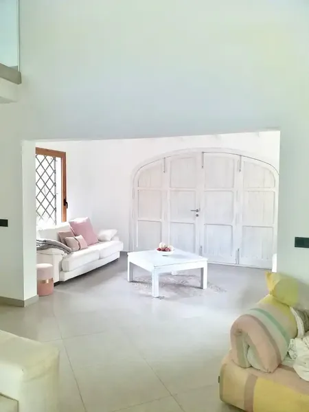 Preciosa villa de 186m2 construidos en un increíble terreno de 2.000m2. La finca se distribuye en un amplio salón comedor con chimenea con a — photo 8