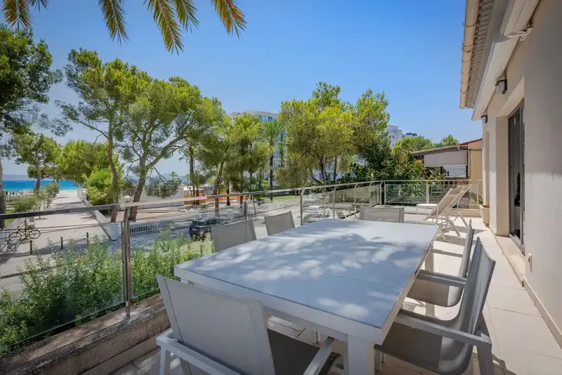 Bright and cozy top-floor apartment ideally located just one block from the stunning beach of Puerto de Alcúdia — photo 1