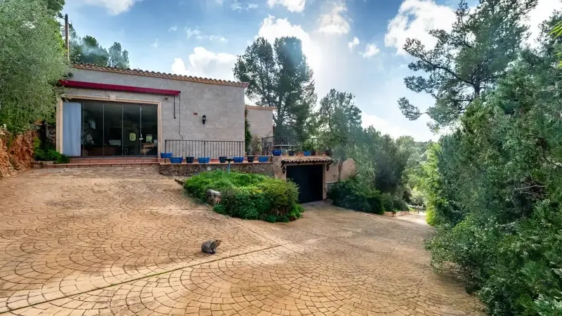 Discover this magnificent rustic estate located in the Sierra de Tramuntana, near the picturesque village of Bunyola. Surrounded by nature, it — photo 9