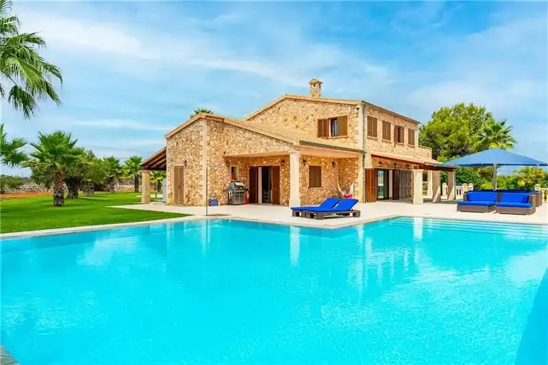New chalet on plot of approx. 16,800 m2 with saltwater pool, 300 m2 built over two floors, large living-dining room — photo 1