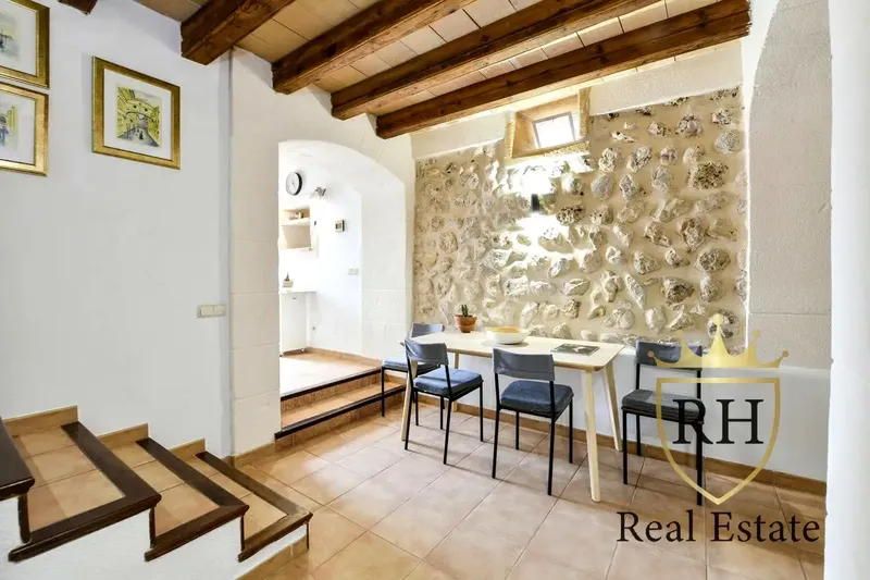 This property, dating from 1900, located 200 m from the Town Hall square, stands out for its Majorcan character, corner location and its excellent — photo 8
