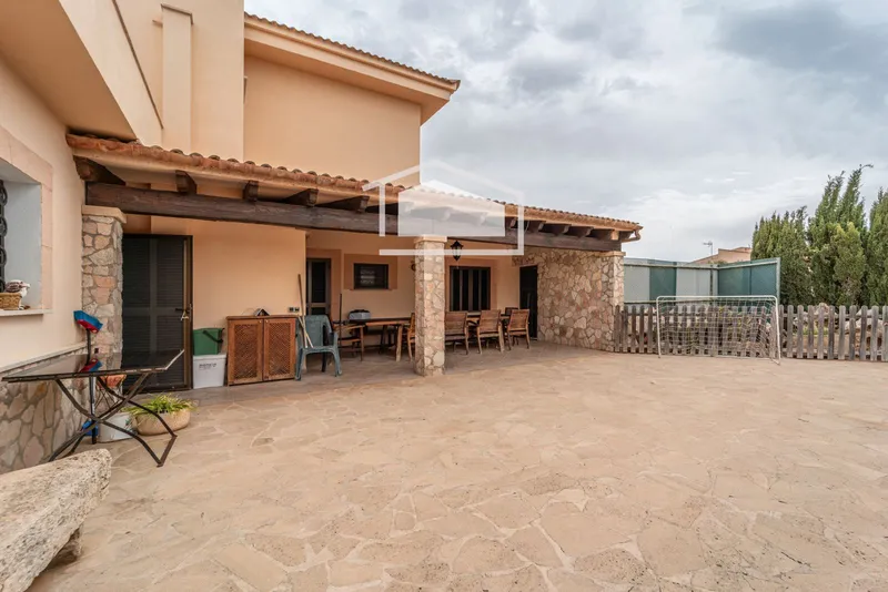 Chalet in Portocolom, with 490 m2, 4 bedrooms, 2 bathrooms and pool — photo 2