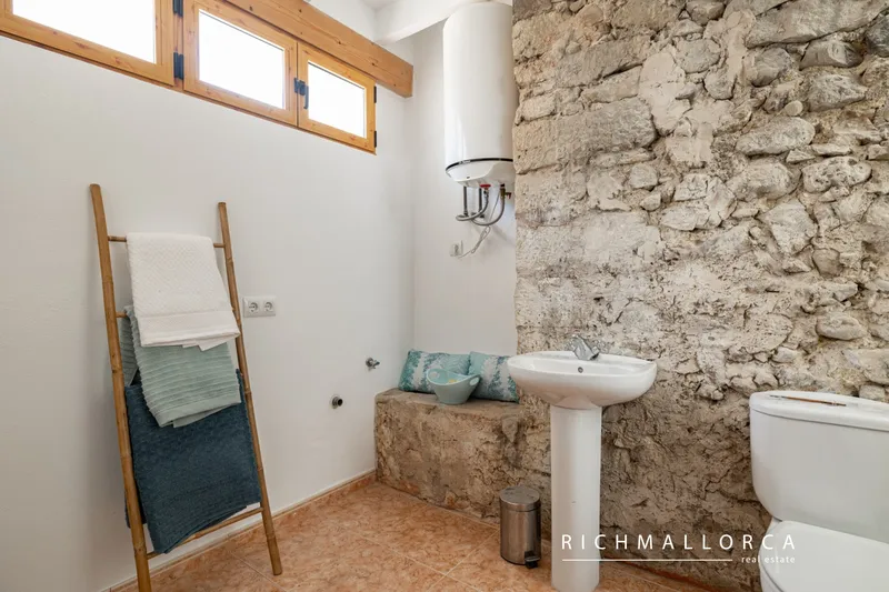 Stone house with character with fine views — photo 9