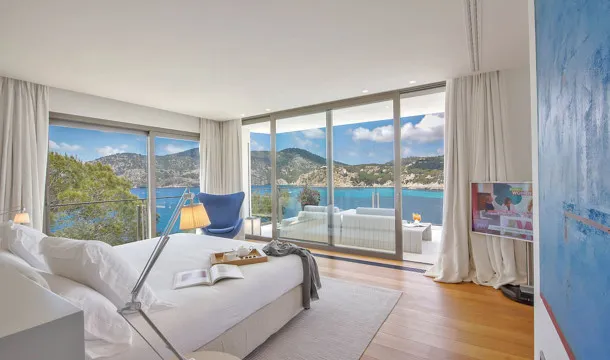 Seafront villa with private sea access in Camp de Mar — photo 5