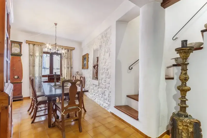This excellent house, for sale in the sought-after old town area of Pollensa, is of generous dimensions, offers great flexibility — photo 7