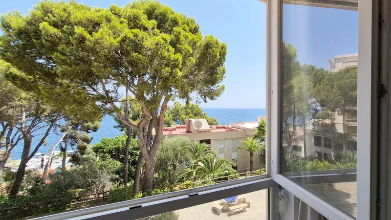 Sea view apartment in prestigious front line building — photo 6