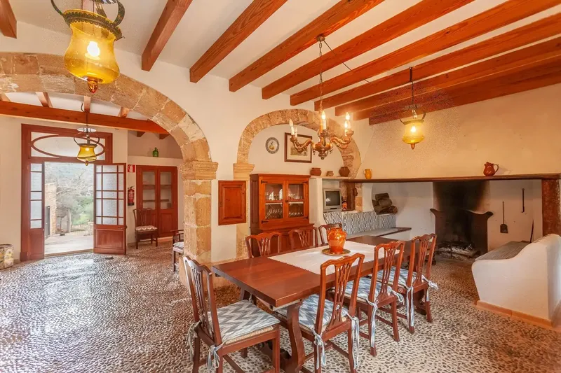 This large estate of about 498 hectares of land is located among green hills in the northeast of Mallorca, in the coastal area of the municipality — photo 7