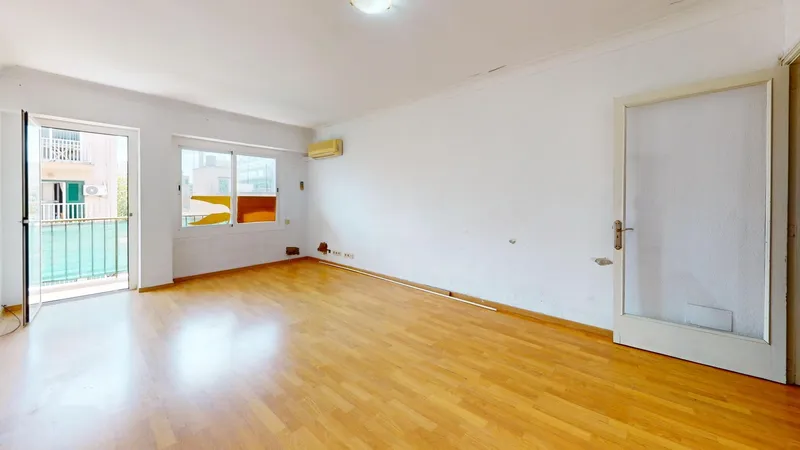 Three-bedroom apartment with large balcony just 100 meters from the beach — photo 9