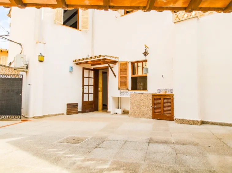 Ref.2451C – S´Arraco – Village house in central location with charming courtyard — photo 1