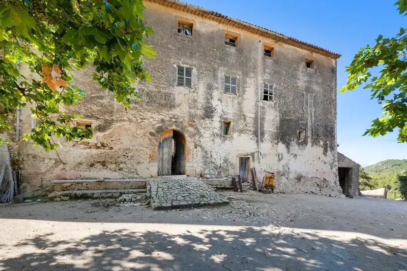 The impressive finca, for sale in Estellencs, occupies a privileged and elevated position within the Serra de Tramuntana. It occupies a huge — photo 6