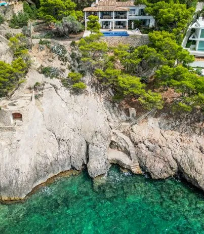 Frontline villa with direct access to the sea in Camp de Mar — photo 1