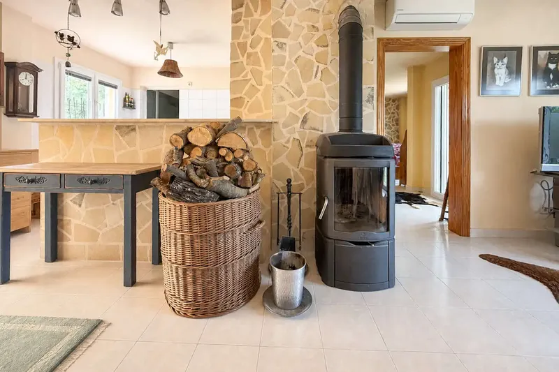 Spacious furnished flat on the third floor of a three-unit building built in 2008, occupying the entire floor — photo 6