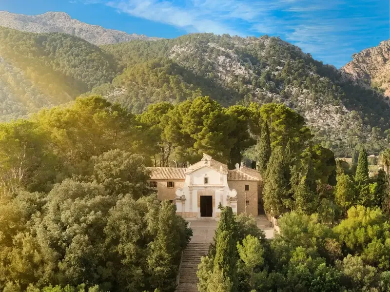 Traditional townhouse with authentic character for sale in the heart of the old town of Pollensa, a short distance from — photo 12
