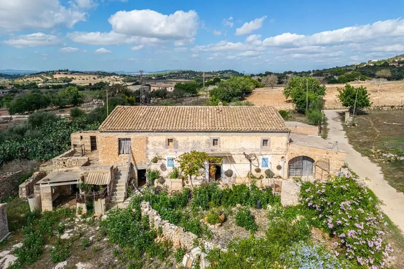 Gestpropiedad presents in the picturesque town of Son Macià, Manacor, Mallorca, this charming rustic house. — photo 1