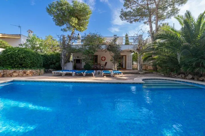 Chalet with pool in Cala Egos — 219 m², independent guest house, steps from the beach — photo 1