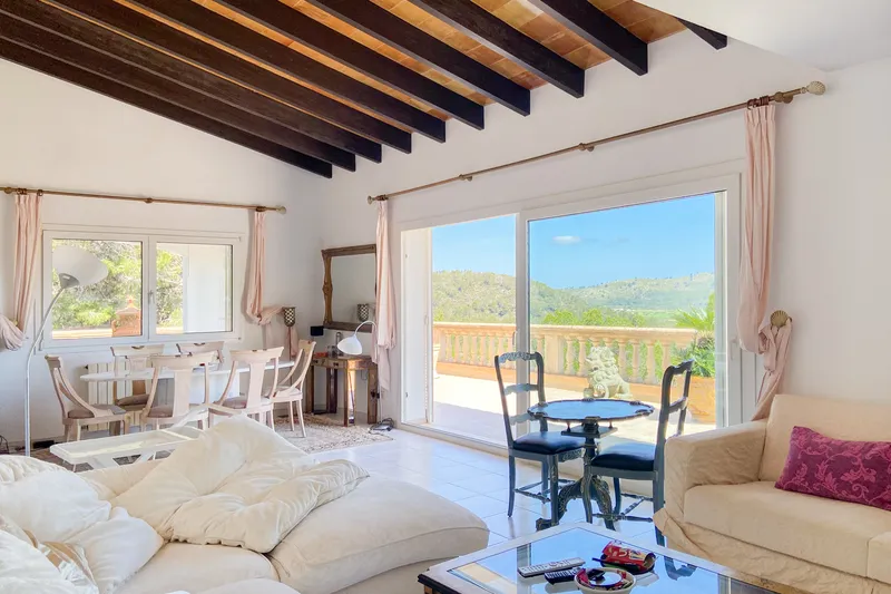 Spacious single-family home with sea views and pool plus separate guest apartment — photo 4
