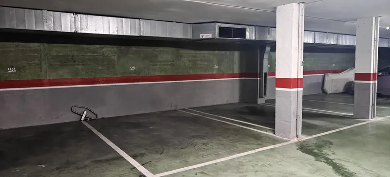 Parking space of 15m2 in a closed community garage in La Calatrava — photo 2