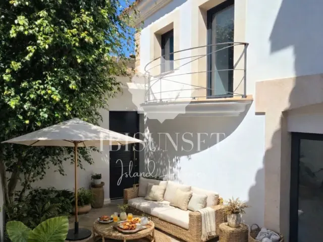 Detached house on Carrer de la Donzella, 3 — photo 1