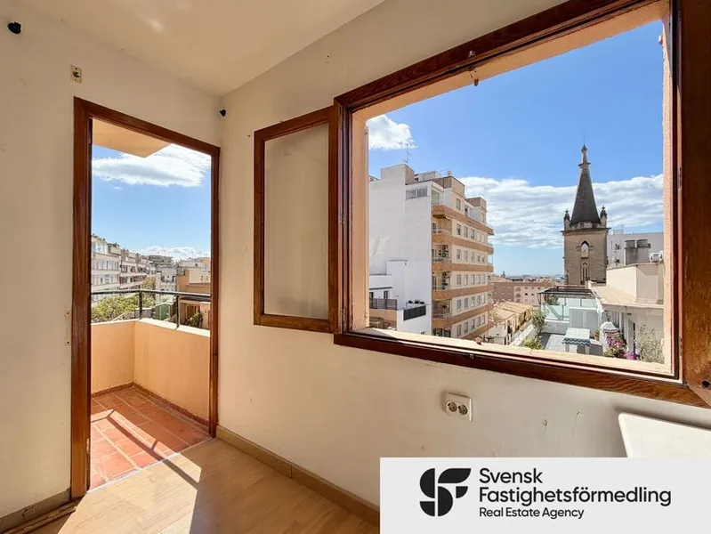 Flat / apartment for sale in Calle de Colubí — photo 1