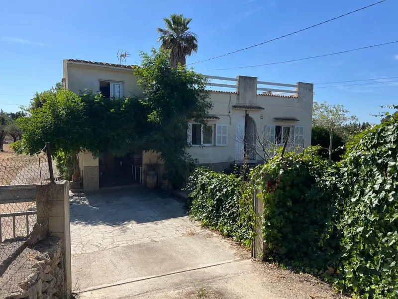If you are looking for a quiet environment without giving up the convenience of having all services nearby, this rustic estate could be the opportunity — photo 1