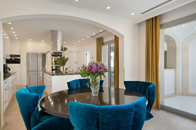 Majestic property on the first sea line — photo 9