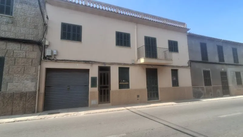 Ground-floor shop in a central location of S Horta — photo 1
