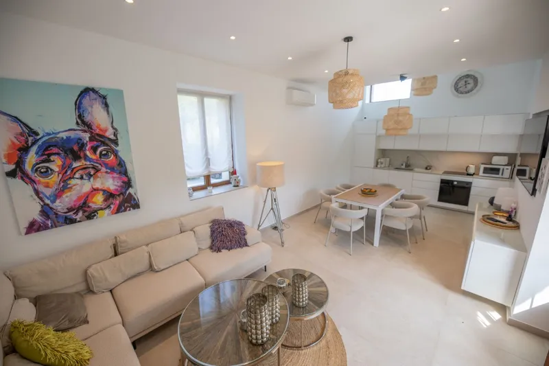 Modern Villa with Garden and Parking — photo 11