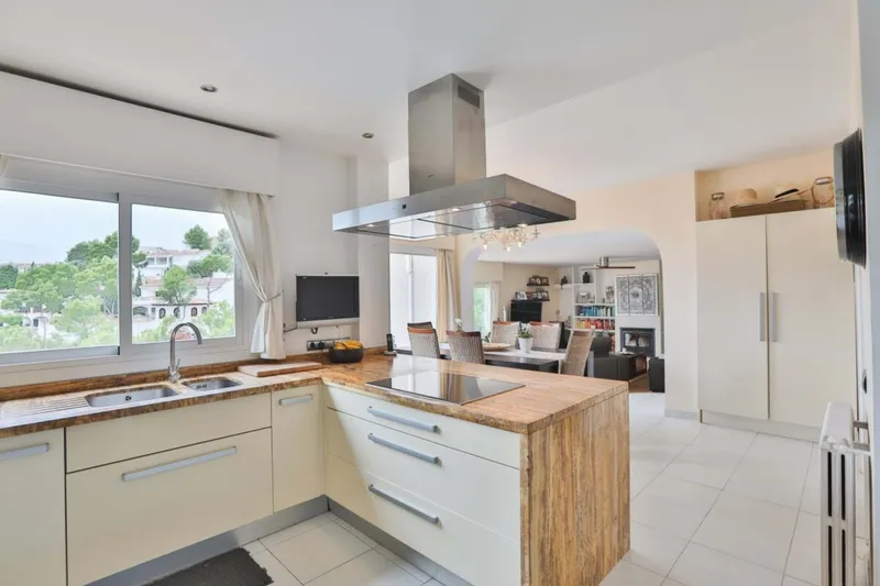 Spacious Mediterranean villa with guest cottage and sea views for sale in Costa d’en Blanes — photo 5
