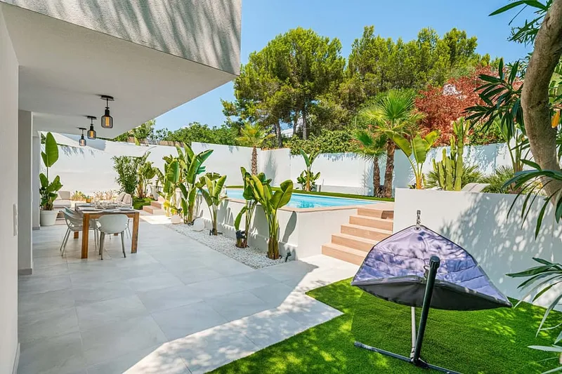 Modern Palmanova Villa with Pool, Tropical Garden & Big Outdoor Living — photo 9