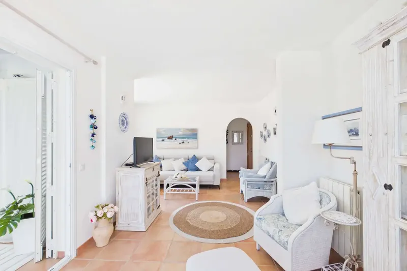 This tastefully furnished and bright apartment is located in a small, well-maintained residential complex with only 18 owners, ideal — photo 9