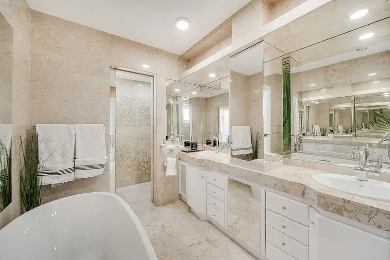 Stunning penthouse for sale in Palma with spectacular harbor and sea views — photo 12