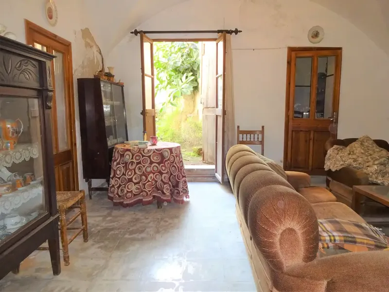 Exceptional manor house in Muro dating from 1919, distributed over 3 floors. It consists of entrance hall, living-dining room with arch — photo 8