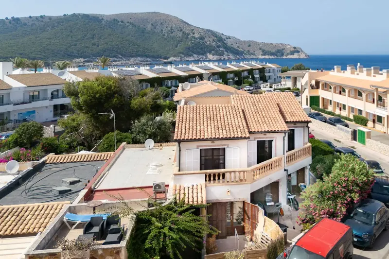 This well-maintained single-family home, located in a quiet area of Cala Ratjada, stands out for its living space of about 226 m² on a — photo 7