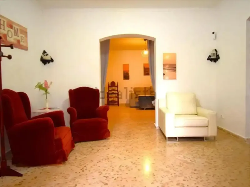 Se vende esta espaciosa y versátil propiedad situada en la encantadora localidad de Petra, que combina comodidad, luminosidad y un gran pote — photo 5