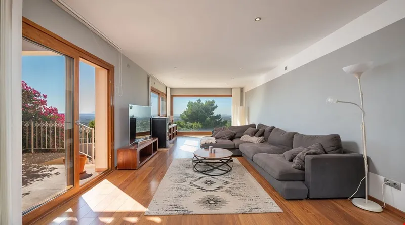 Spacious eight-bedroom symmetrical villa with pool and mountain views in Palma — photo 3