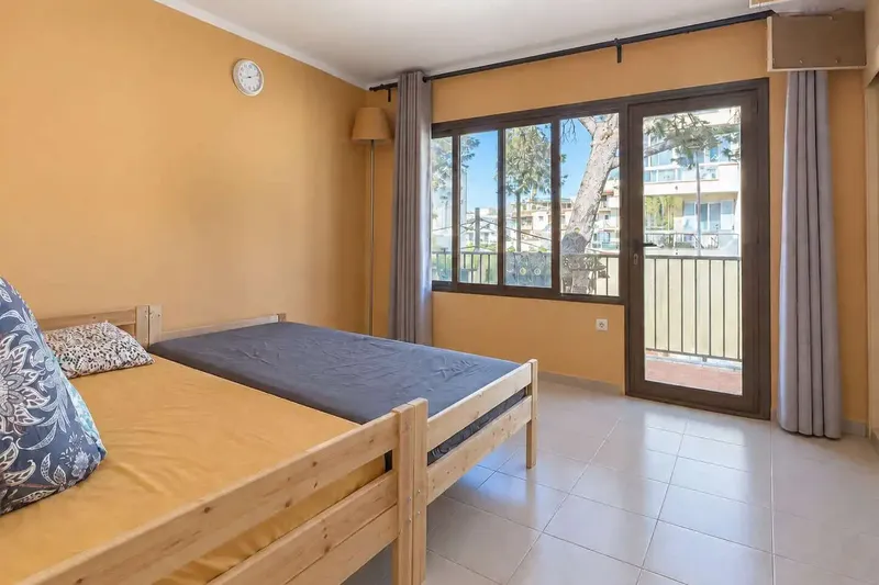 ¡Bienvenidos a Cala Millor! Este atractivo piso de 2 habitaciones, situado en tercera línea de mar, combina la calidad de vida mediterránea — photo 8